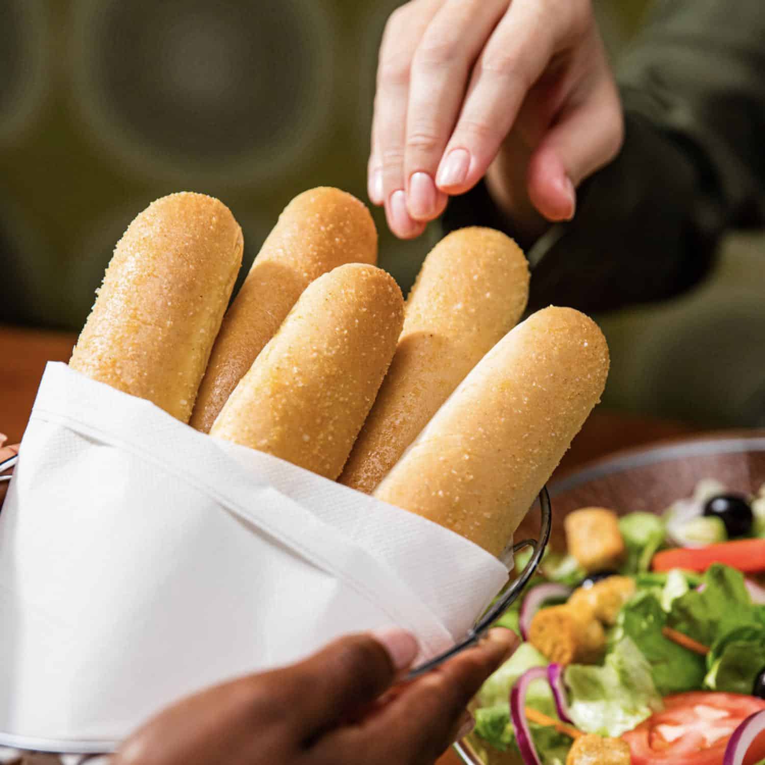 Do online Olive Garden orders come with breadsticks